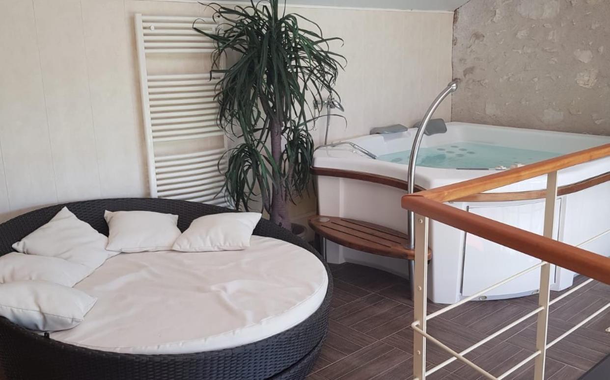 Le Domaine De Tizo Otel Saint-Victor-de-Morestel Dış mekan fotoğraf